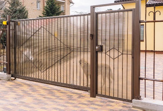 Купить ворота из профлиста с элементами ковки, с металлическими столбами в рамке или под дерево в Кимрах от 156825 руб